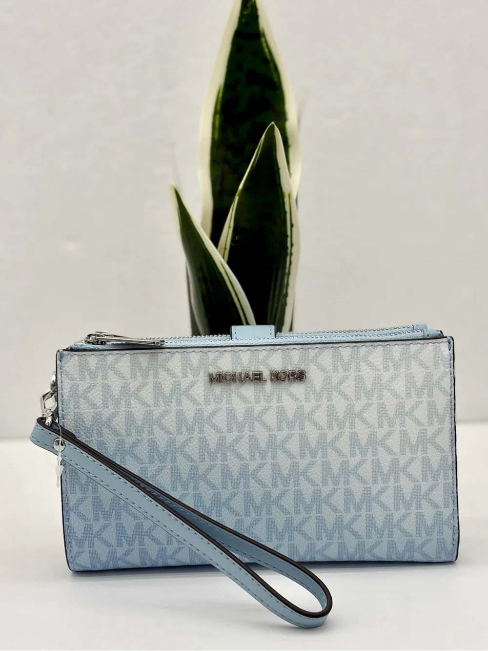 MICHAEL KORS Jet Set Large ombré Signature Logo Wristlet Wallet